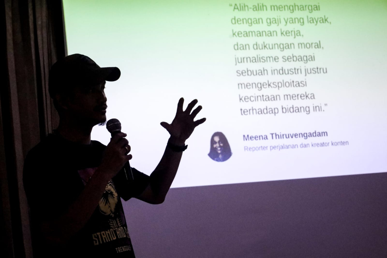 Miftah Faridl, Anggota AJI Indonesia saat menyampaikan materi dalam Pelatihan Paralegal Jurnalis di Trawas, Jawa Timur. (Foto: Robertus Riski)