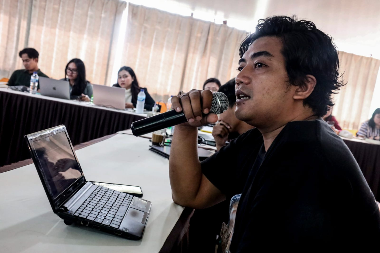 Yusab, salah satu peserta pelatihan saat menyampaikan gagasannya. Kegiatan ini menjadi ruang belajar bersama untuk memperkuat perlindungan hukum bagi jurnalis sekaligus menjaga bara kecil kebebasan pers agar tetap menyala. (foto: Robertus Riski)