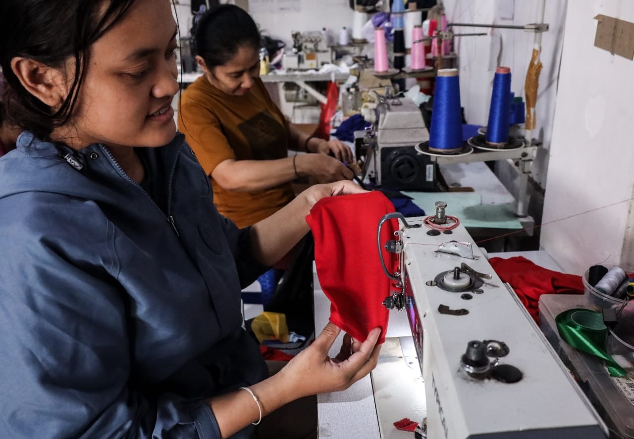 Proses produksi baju anabul di rumah jahit Dini Arianti, Surabaya.