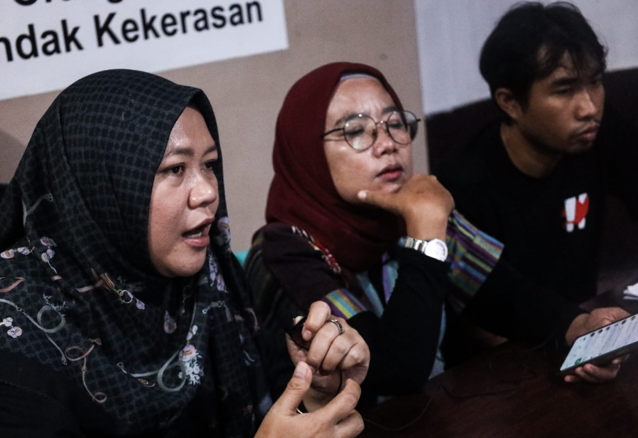 Salawati, pendamping hukum dari Komite Advokasi Jurnalis (KAJ) Jawa Timur, memberikan keterangan dalam konferensi pers terkait pendampingan kasus jurnalis. Salawati, pendamping hukum dari Komite Advokasi Jurnalis (KAJ) Jawa Timur, memberikan keterangan dalam konferensi pers terkait pendampingan kasus jurnalis. (Sumber Foto:KAJ)