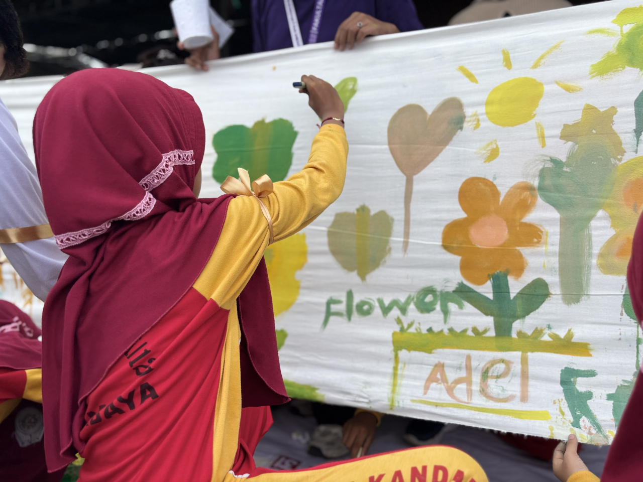 Lewat goresan warna di atas kanvas, mereka menumpahkan rasa—tentang bahagia, tentang tenang, tentang menjadi diri sendiri.