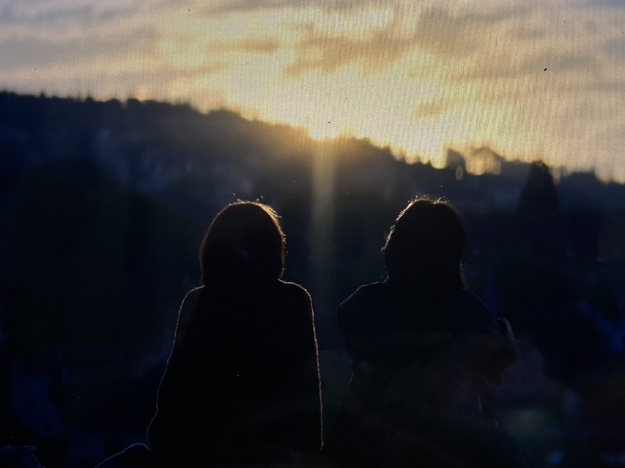 Salah satu adegan dalam film You and Everything Else, saat kedua sahabat menghabiskan sisa waktu bersama. (Sumber Foto: Netfix)