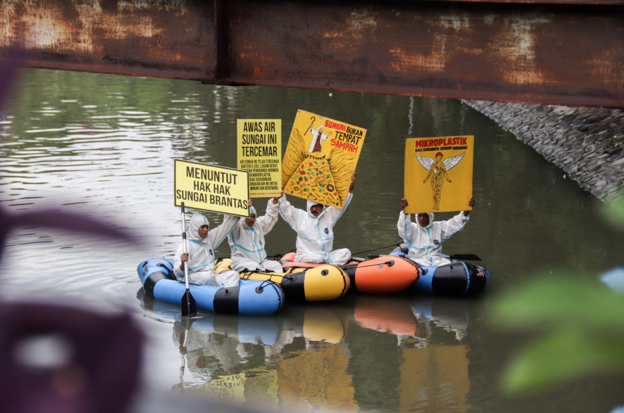 Empat cano kecil para pegiat lingkungam berteriak tanpa suara. Sungai sedang sakit. Ecoton turun ke Kali Mas, menuntut hak-hak sungai Brantas untuk kembali hidup. (Sumber Foto: Robertus RIski)