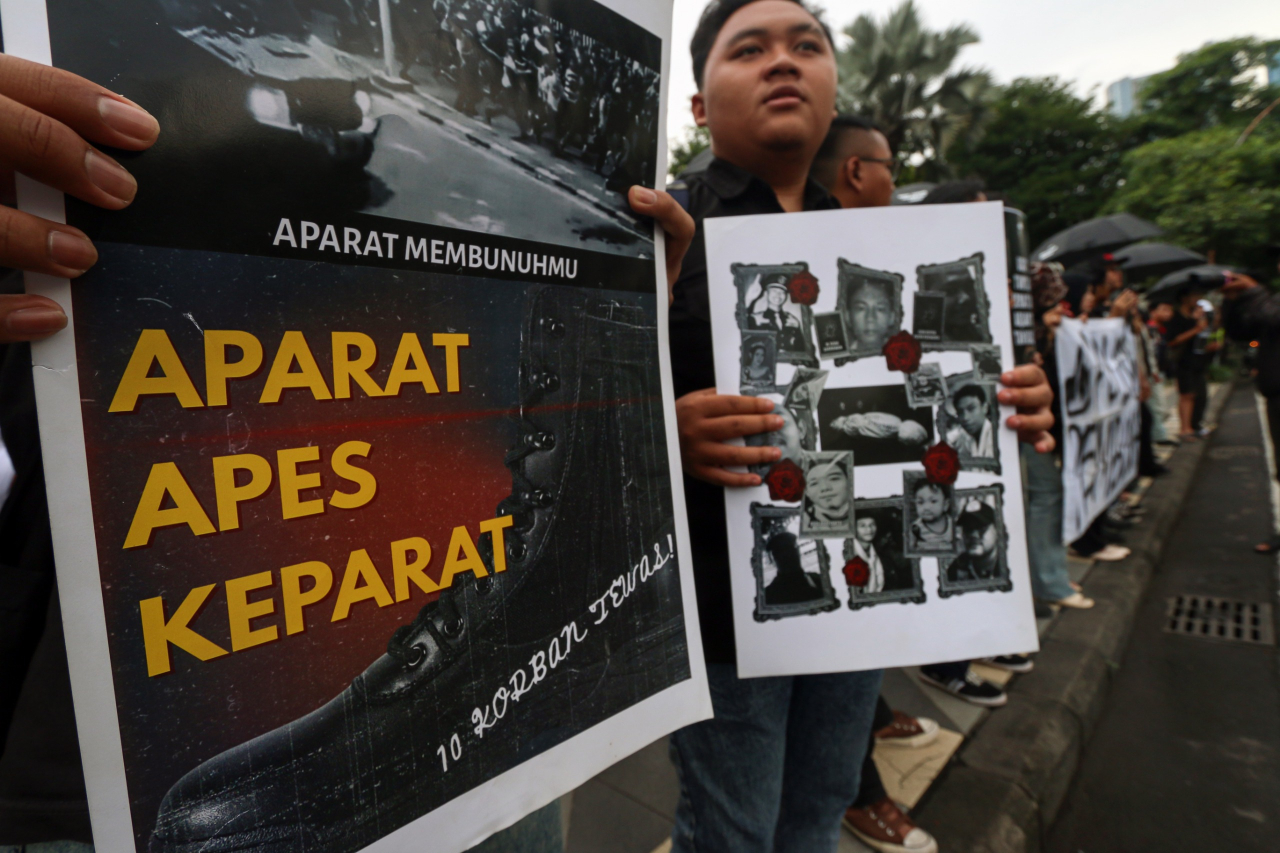 Mahasiswa membentangkan poster tuntutan keadilan bagi Arianto Tawakal dalam Aksi Kamisan Surabaya. Foto: M. Iffan Maulana