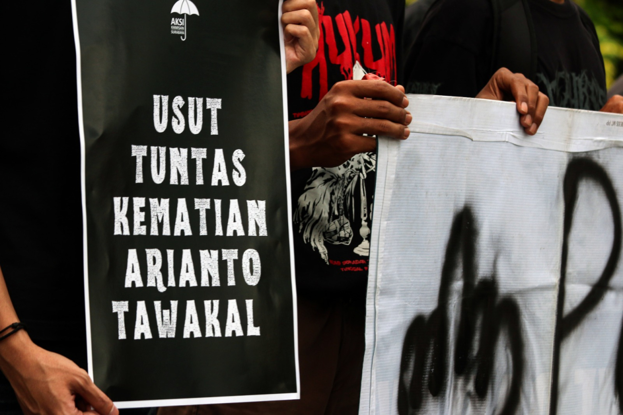 Massa aksi membawa poster dan spanduk bertuliskan tuntutan keadilan dalam Aksi Kamisan ke-899 di Taman Apsari, Surabaya. Foto: M. Iffan Maulana