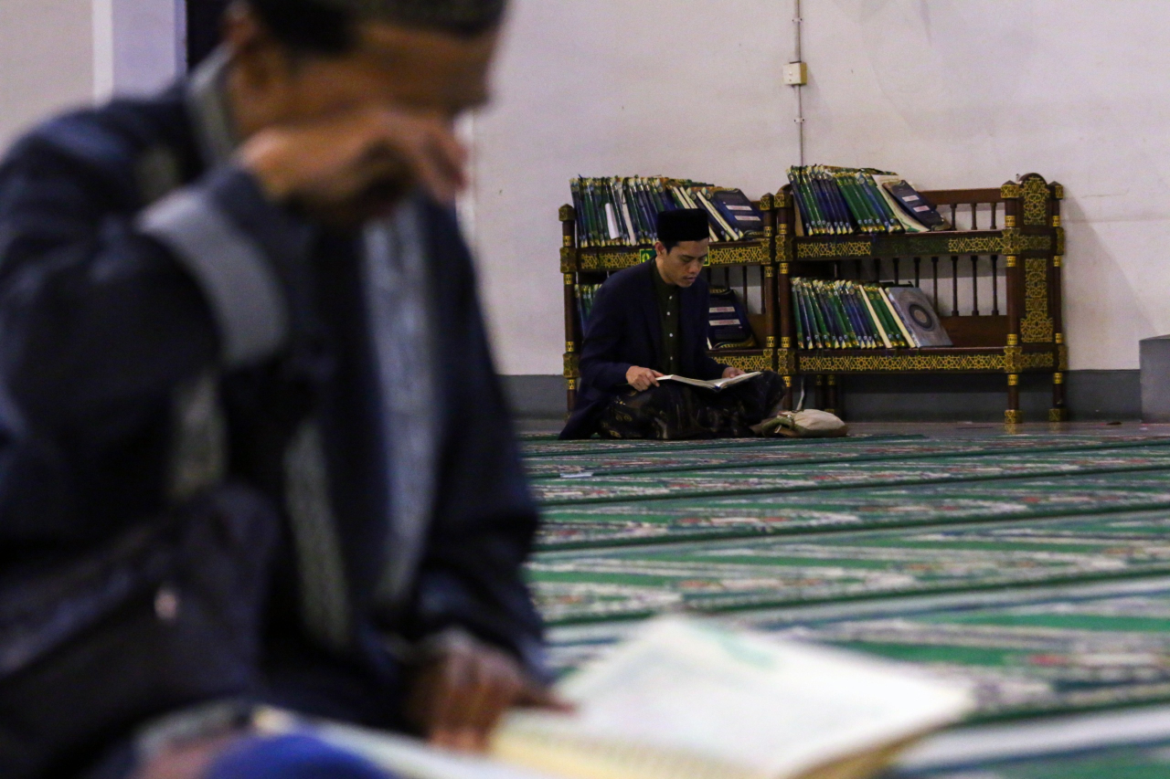 Ayat-ayat mengalir pelan, seperti napas yang dijaga agar tidak pecah di antara doa-doa yang diam-diam tumbuh. (foto: M. Iffan)