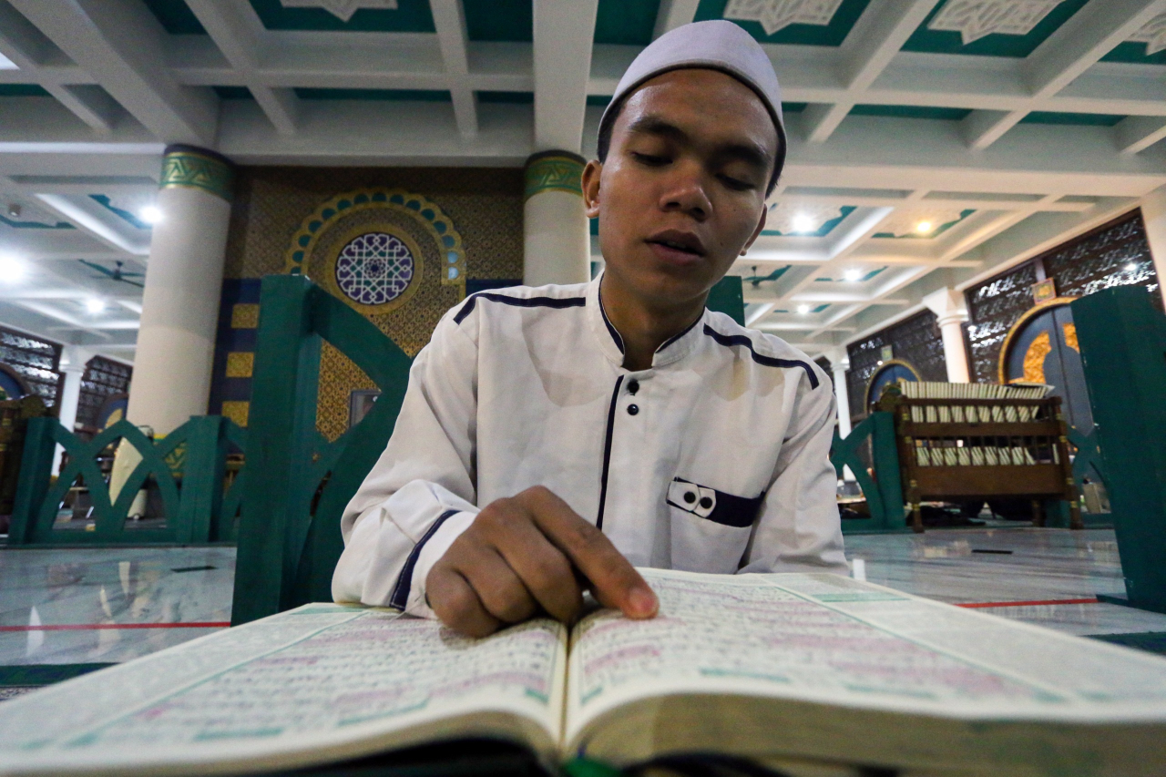 Ayat-ayat mengalir pelan, seperti napas yang dijaga agar tidak pecah di antara doa-doa yang diam-diam tumbuh. (Foto: M. Iffan)
