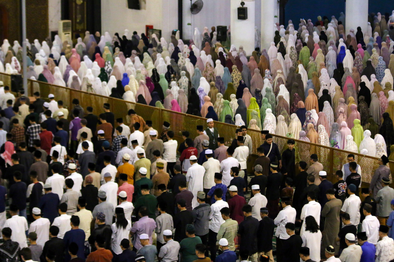 Di barisan yang rapat, setiap orang sendiri&mdash;namun tidak pernah benar-benar sendirian. (foto: M. Iffan)