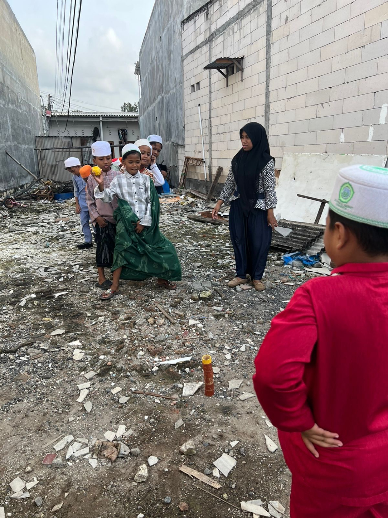 Mereka bermain dolanan lama. Permainan yang dulu memenuhi halaman-halaman kampung. (Foto: Cak Mus untuk Tujuhpagi)