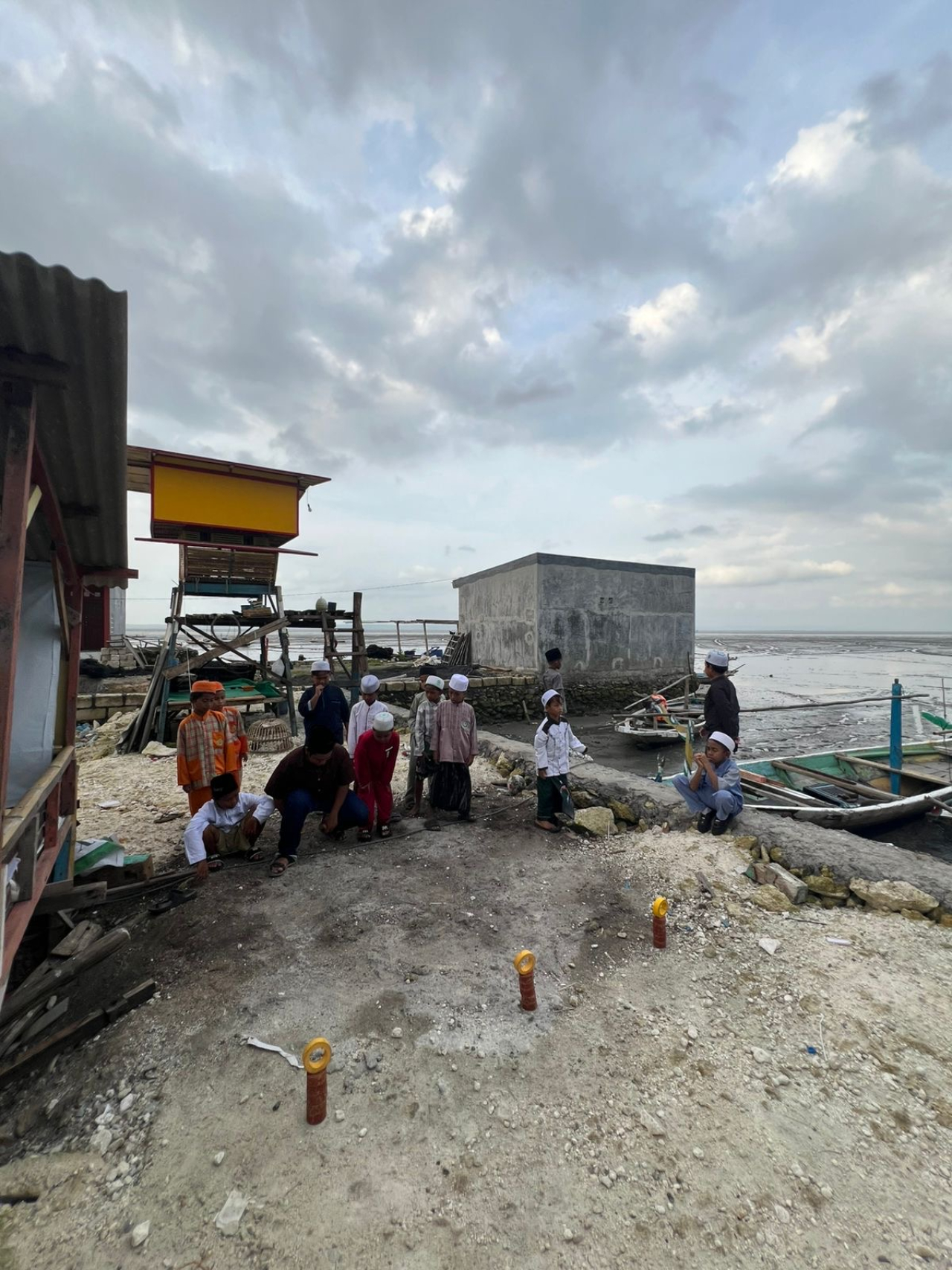 Sore di Kampung Nelayan Sukolilo. Anak-anak datang bukan membawa gadget, tapi membawa tawa. (Foto: Cak Mus untuk Tujuhpagi)