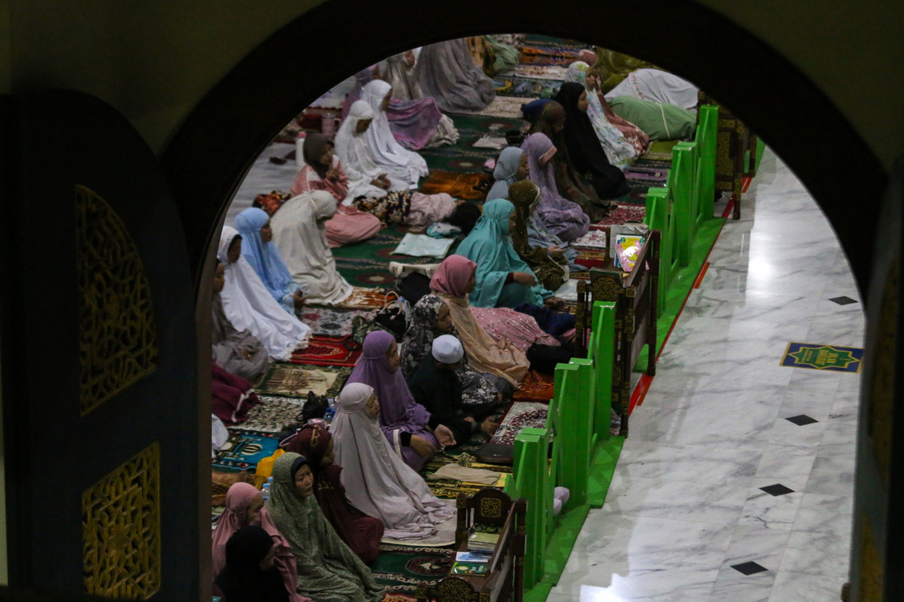 Catatan Malam Ramadan Dari Pengeras Suara hingga Sunyi Doa