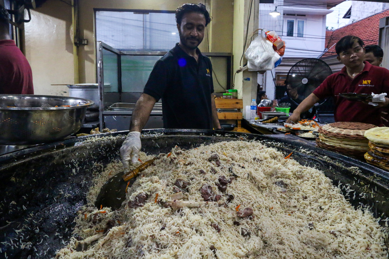 Proses memasak di dapur Mavo Khan Restaurant dilakukan oleh juru masak asal Pakistan untuk menjaga cita rasa autentik. (Foto: M.Iffan)