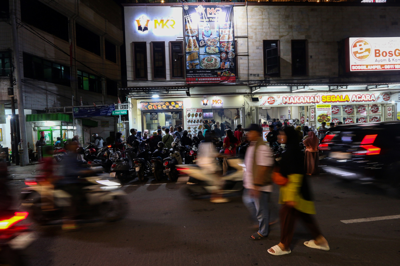 Suasana kawasan Ampel, Surabaya, menjelang waktu berbuka puasa. Di tengah hiruk-pikuk ini, aroma khas Pakistan menguar dari Mavo Khan Restaurant. (Foto: M.Iffan)