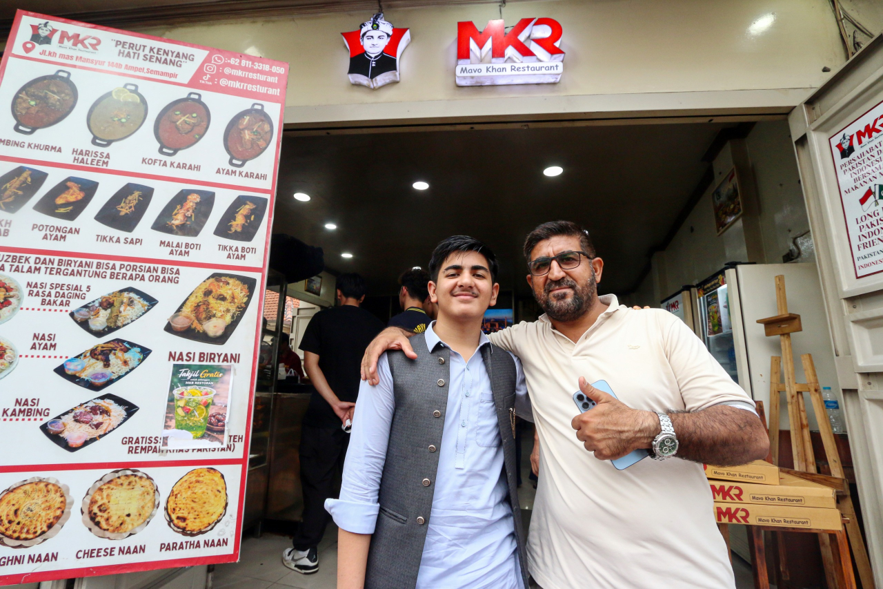 Rafiullah, pemilik Mavo Khan Restaurant, memperkenalkan cita rasa Pakistan kepada masyarakat Surabaya. (Foto: M.Iffan)