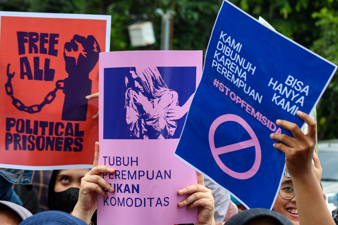 Poster bertuliskan &ldquo;Tubuh Perempuan Bukan Komoditas&rdquo; dan pesan penolakan terhadap femisida diangkat peserta aksi saat peringatan International Women&rsquo;s Day di Surabaya, menegaskan tuntutan atas keselamatan dan martabat perempuan. (Foto: M.Iffan)