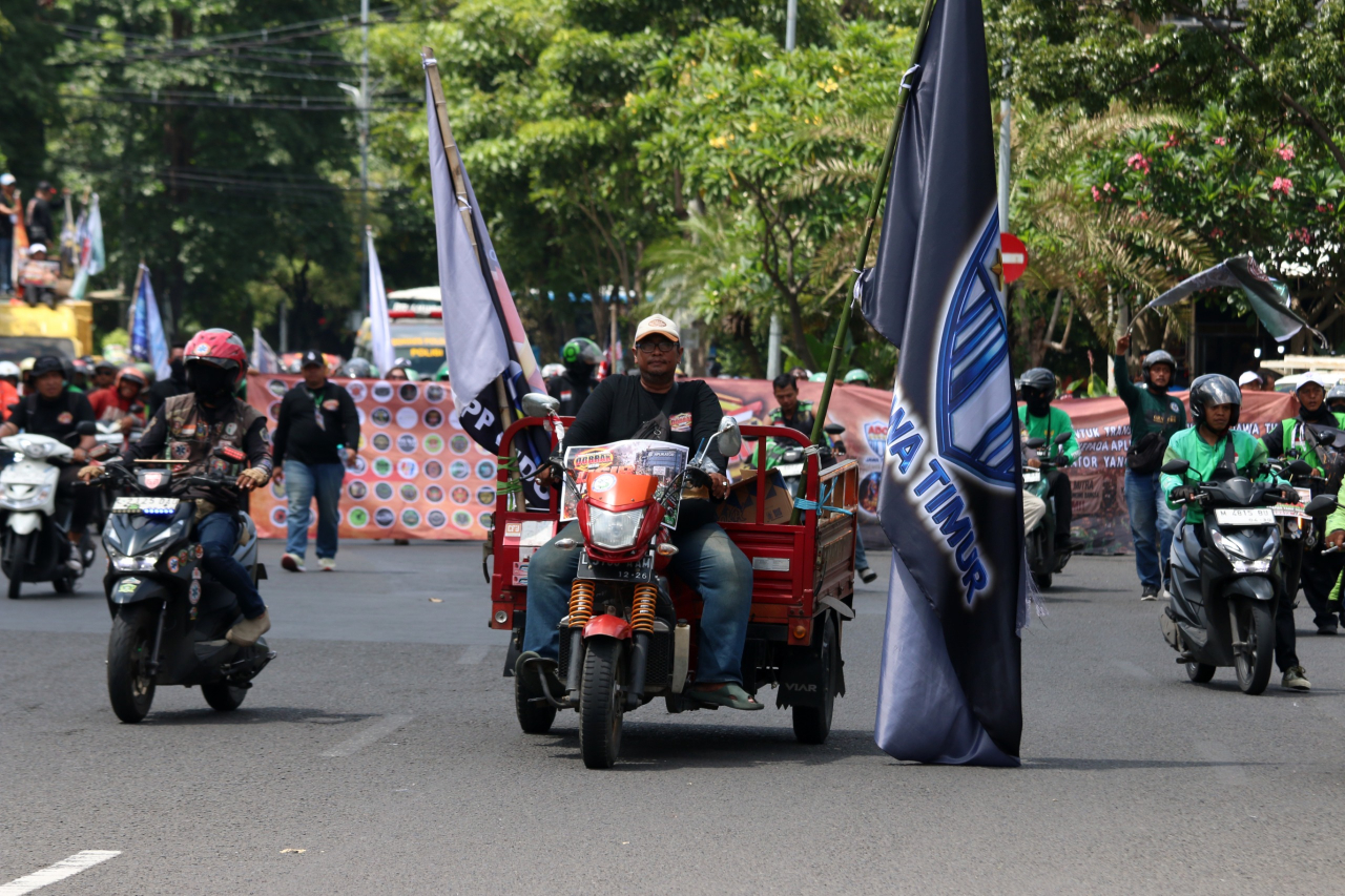 Rombongan driver online bergerak menuju DPRD Jawa Timur dalam aksi menuntut keadilan tarif. Rombongan driver online bergerak menuju DPRD Jawa Timur dalam aksi menuntut keadilan tarif. (M.Iffan)