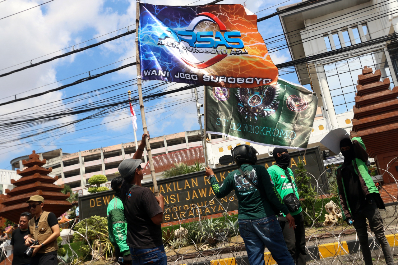 Massa driver menyuarakan protes terhadap kebijakan tarif aplikator yang dinilai merugikan pengemudi. Massa driver menyuarakan protes terhadap kebijakan tarif aplikator yang dinilai merugikan pengemudi. (Foto: M.Iffan)