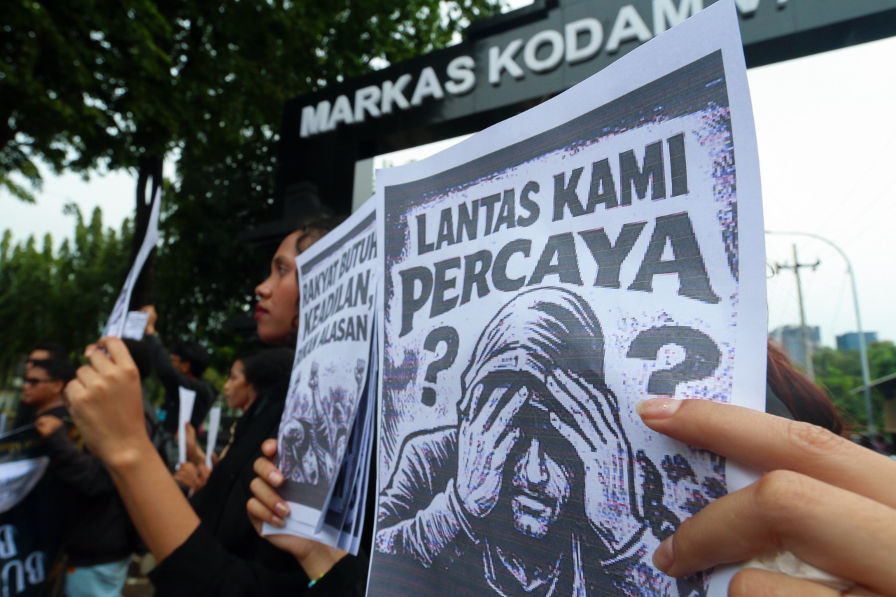 Sejumlah mahasiswa menggelar aksi di depan Markas Kodam V/Brawijaya, Surabaya, Kamis (9/4), menuntut pengusutan tuntas kasus penyiraman air keras terhadap aktivis Andrie Yunus. (Foto: M. Iffan)