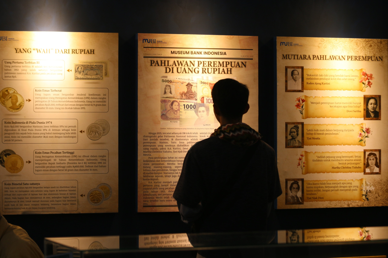 Pengunjung menikmati pameran budaya dan pemberdayaan UMKM dalam Women of Light. (Foto: M. Iffan)