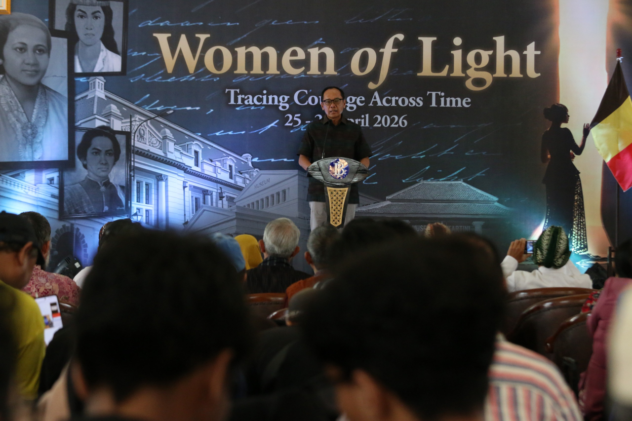 Perwakilan Bank Indonesia menyampaikan sambutan dalam acara Women of Light: Tracing Courage Across Time di Museum De Javasche Bank Surabaya. Kegiatan ini mengangkat semangat Kartini, pelestarian budaya lokal, serta pemberdayaan UMKM. (Foto: M. Iffan)