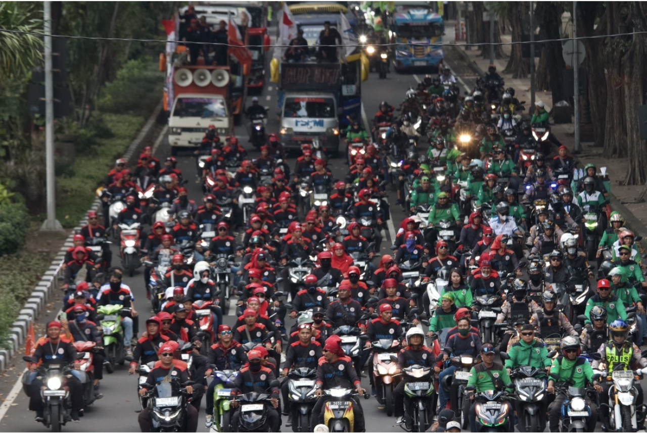 Di bawah matahari Surabaya, ribuan buruh itu berjalan&mdash;membawa sejarah yang tak pernah benar-benar usai. (Foto: M. Iffan)