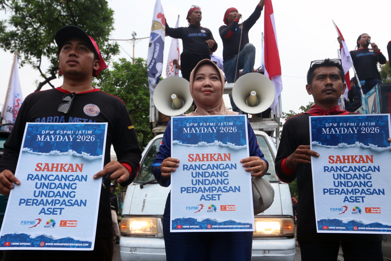  Buruh perempuan turut bersuara, menuntut kesempatan pendidikan yang setara tanpa syarat memberatkan. (Foto: M. Iffan)