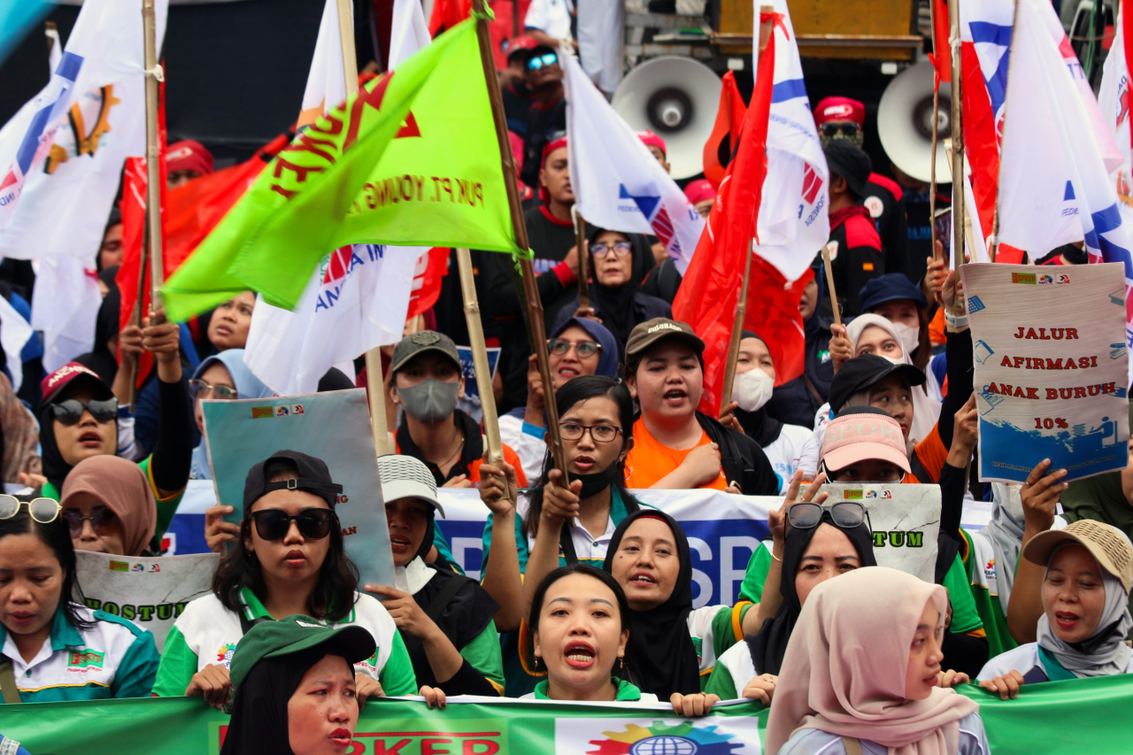 Perempuan-perempuan itu berdiri, bukan hanya sebagai saksi, tapi sebagai ingatan yang menolak dilupakan. (Foto: M. Iffan)