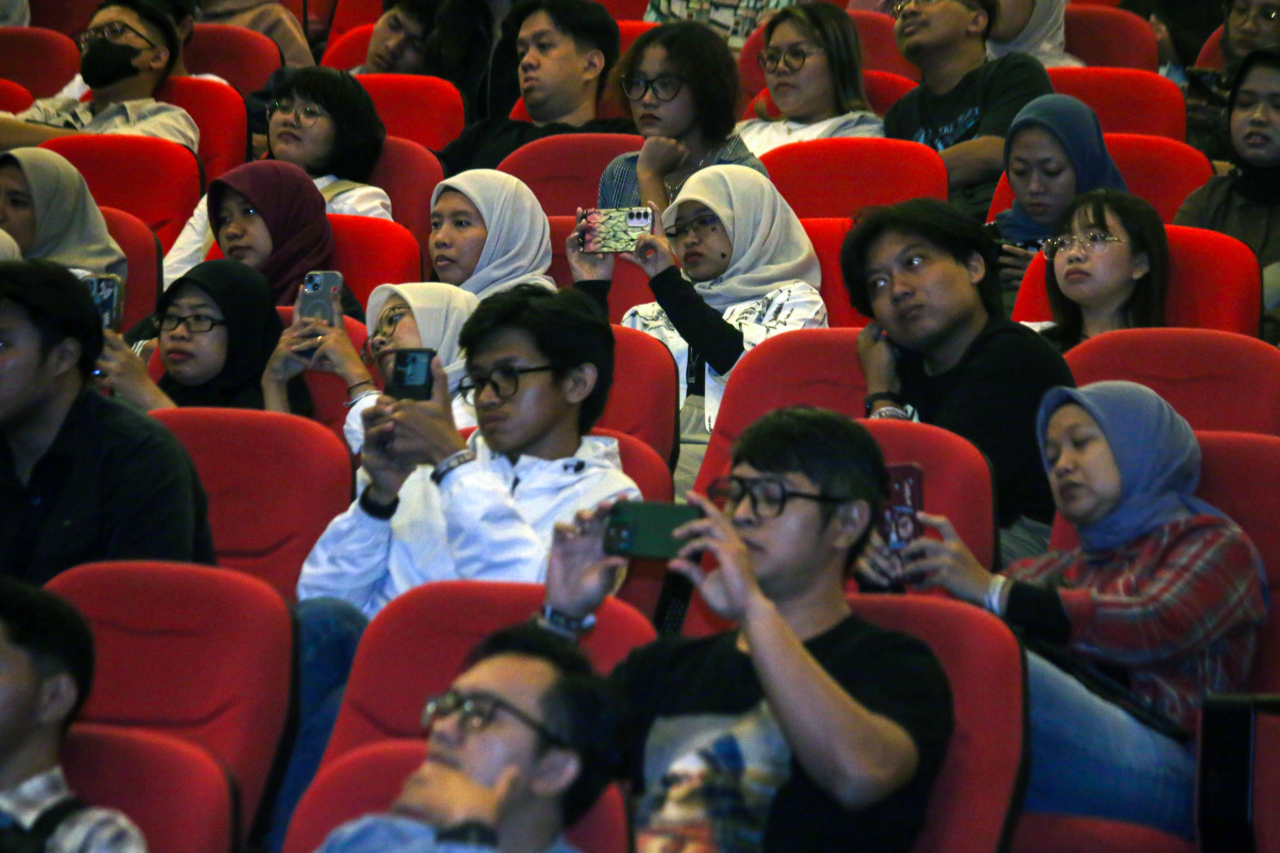 Antusiasme peserta terlihat saat pemutaran film Pesta Babi yang mengangkat kehidupan masyarakat Papua di Surabaya. (Foto: M. Iffan)