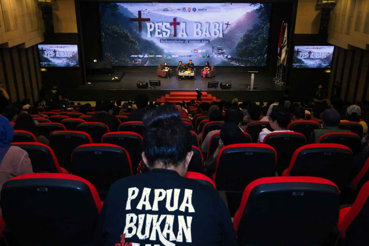 Penonton menyaksikan pemutaran film dokumenter Pesta Babi di Auditorium Universitas Ciputra Surabaya, Sabtu, 9 Mei 2026. (Foto: M. Iffan)