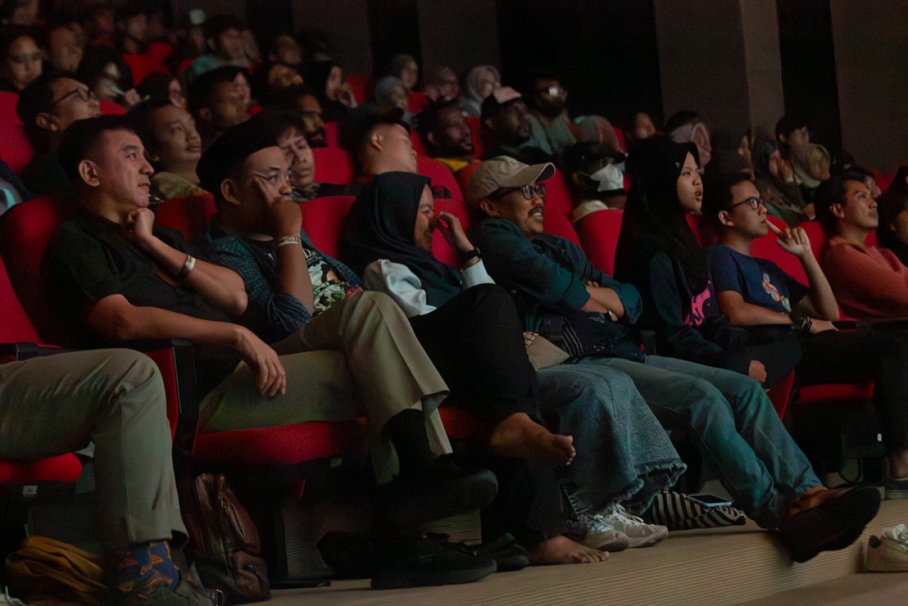 Suasana pemutaran film Pesta Babi di Surabaya yang menghadirkan cerita kehidupan masyarakat Papua ke hadapan publik. (Foto: M. Iffan)