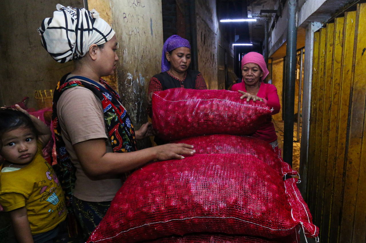 Di lorong sempit, mereka memanggul harapan. (Foto: M. Iffan)