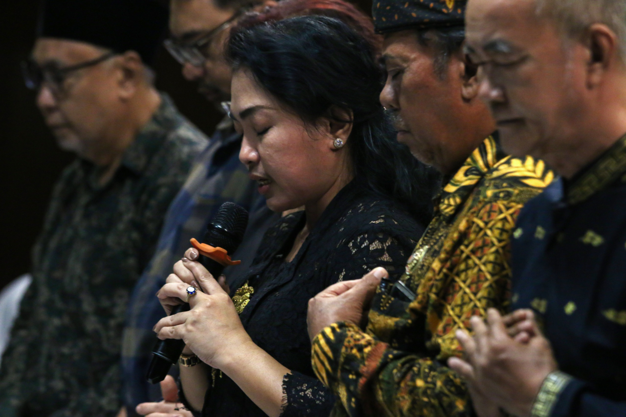 Suasana doa bersama dalam peringatan 8 tahun tragedi bom Surabaya di GKI Diponegoro. Foto: M. Iffan