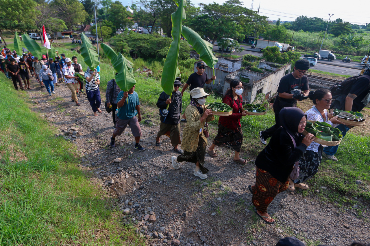 Sambang Buyut di Tanggul Porong, Merawat Ingatan Menuntut Pemulihan