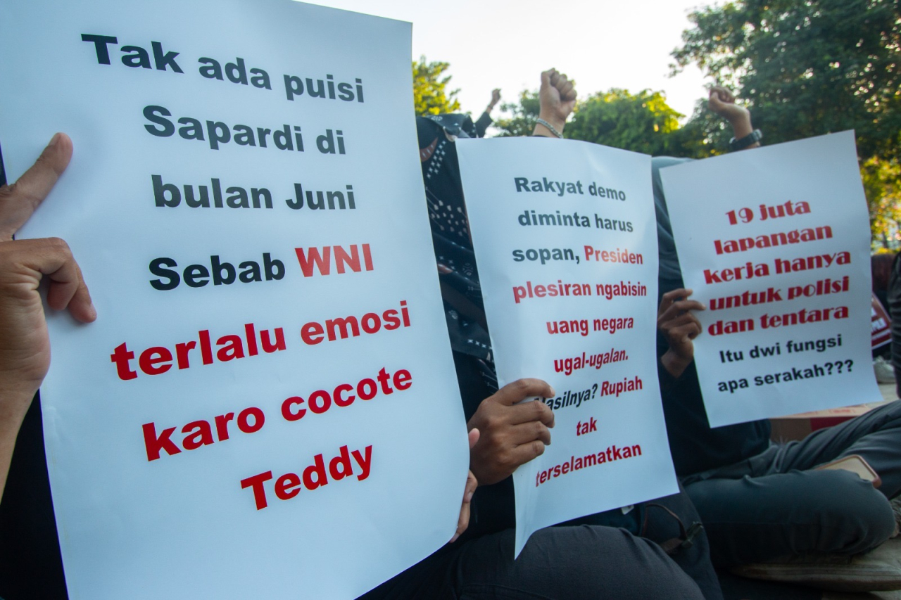 Tuntut Stabilkan Harga, Warga Surabaya Padati Taman Apsari