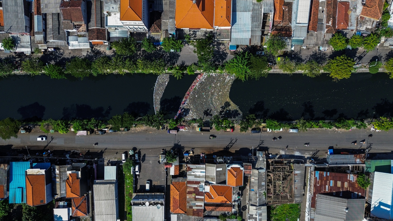 Tumpukan sampah plastik terlihat di aliran Kali Tebu yang tercemar, meski upaya pembersihan terus dilakukan oleh komunitas dan pemerintah setempat. (M. Iffan)