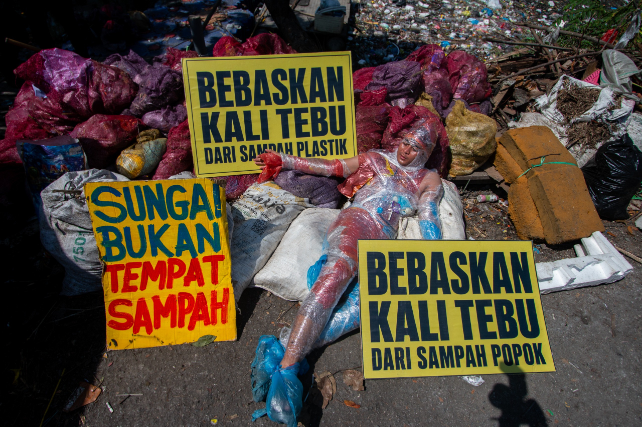 Suasana aksi teatrikal komunitas lingkungan di bantaran Kali Tebu, menyoroti ancaman mikroplastik terhadap ekosistem sungai dan kehidupan ikan. (M. Iffan)