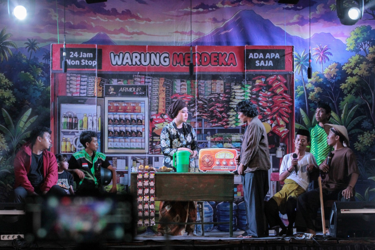 Pentas ludruk yang digelar gratis keliling kampung oleh LUNTAS merupakan titik ke 10 atau lokasi terakhir dalam rangkaian Ludruk Merdeka volume 5 itu bertujuan untuk melestarikan kesenian ludruk kepada generasi muda di tengah maraknya era digitalisasi. Patrik Cahyo Lumintu/Tujuh Pagi